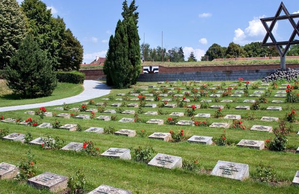 Half-day Trip from Prague to Terezín Memorial with Admissions