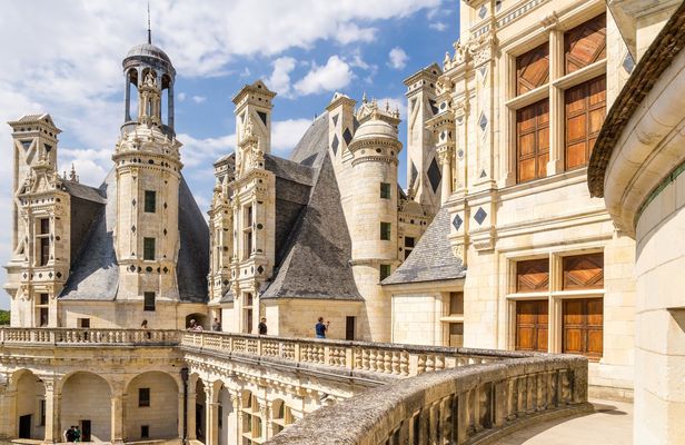 Chenonceau and Chambord Tour with Wine-Tasting from Tours or Amboise