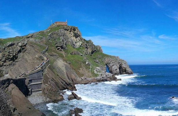 Skip-the-line tickets to Bilbao Guggenheim Museum and San Juan de Gaztelugatxe tour from San Sebastián