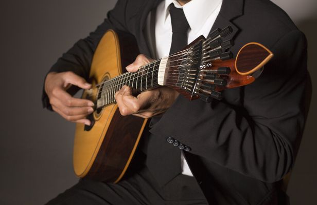 Fado walking tour with live music show