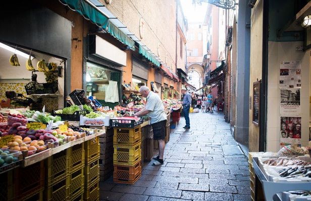 Market tour, cooking class and lunch or dinner at a Cesarina's home in Bologna