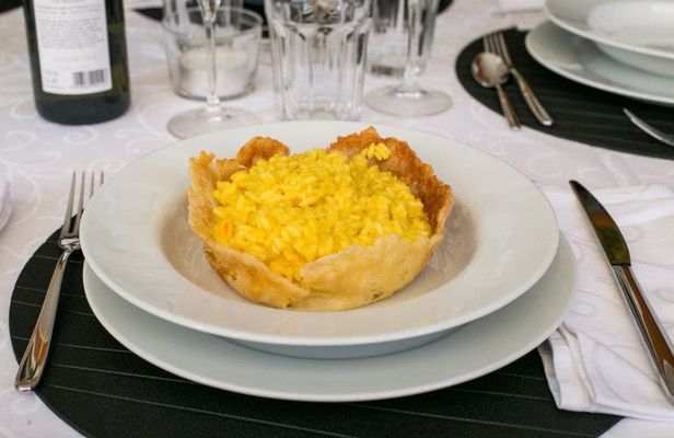 Market tour, cooking class and lunch or dinner at a Cesarina's home in Milan