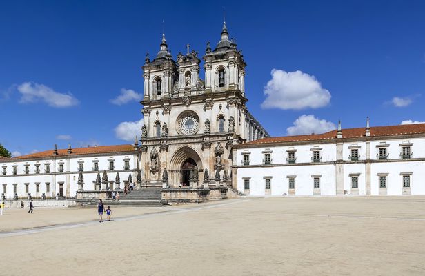 Fátima, Batalha, Alcobaça, Nazaré and Óbidos private tour from Lisbon