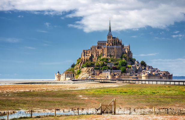 2-Day Excursion to Mont Saint-Michel, Loire Valley Chateaux and Wine Tasting from Paris