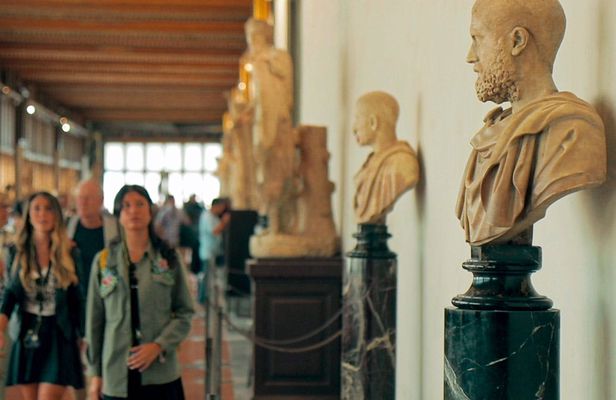 Small group Uffizi masterclass with an art historian