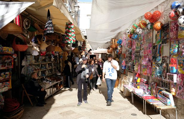 Shopping and walking tour in Bari