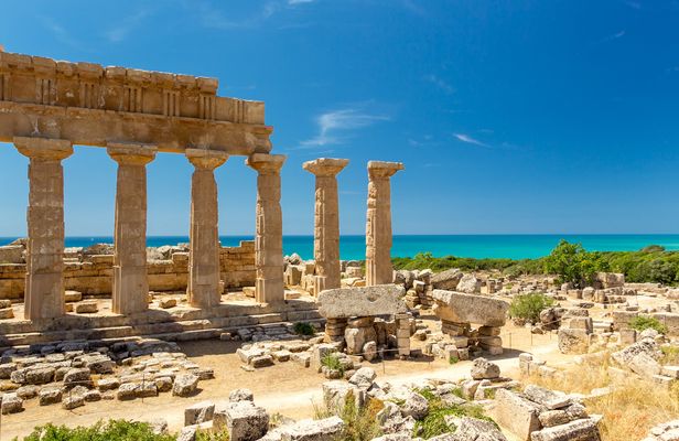 Tour of the Acropolis and white beaches in Selinunte
