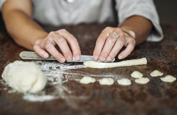Market tour and dining experience at a Cesarina's home in Bari