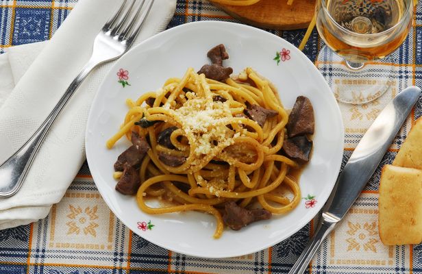 Market tour, lunch or dinner and show cooking at a Cesarina's home in Venice