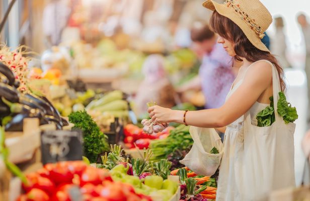 Market tour and dining experience at a Cesarina's home in Lucca