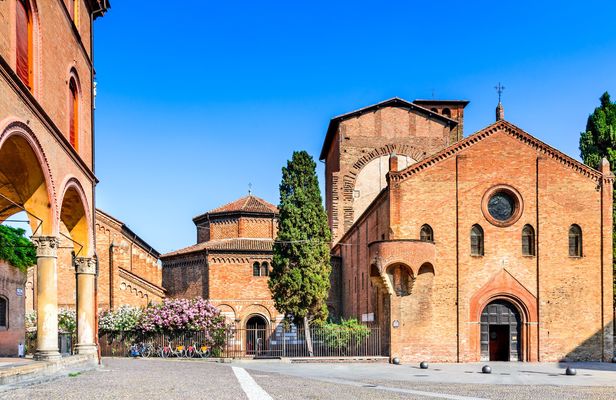Private tour of the Basilica of Santo Stefano with tasting of local products