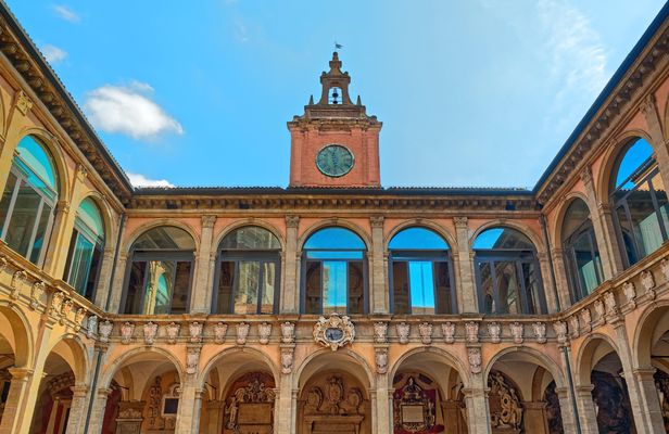 Audio tour of Archiginnasio Palace in Bologna with food tasting