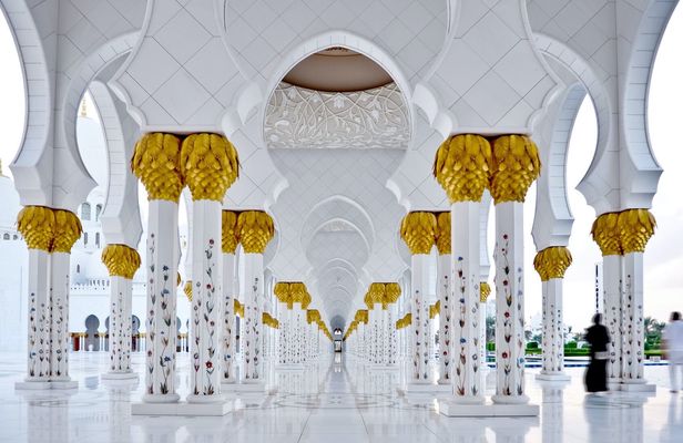 Day trip of Abu Dhabi and its royal palaces from Dubai