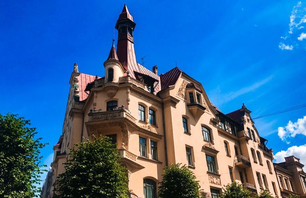 Self-guided discovery walk in Riga through parks and time