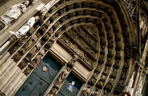 Self-guided Discovery Walk in Cologne with beers, charming alleys and dwarfs