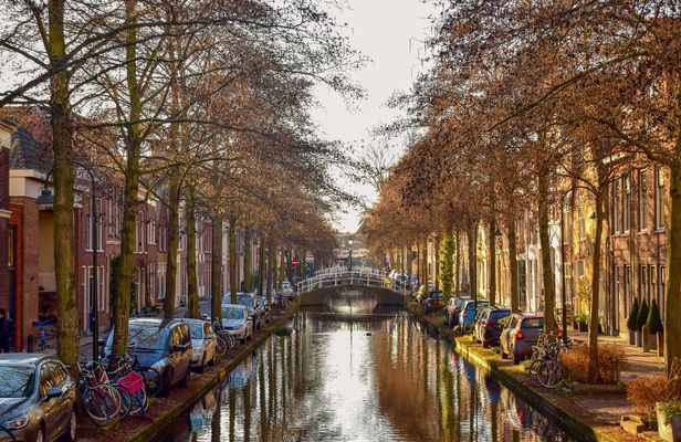 Self-guided Discovery Walk in Delft secret alleys and blue ceramics