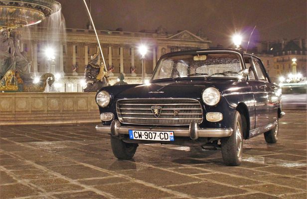 Night guided tour of Paris in a collection car