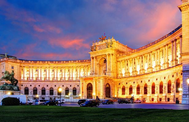 One hour Vienna night bus tour