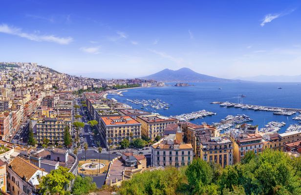 Walking gourmet food tour in Naples