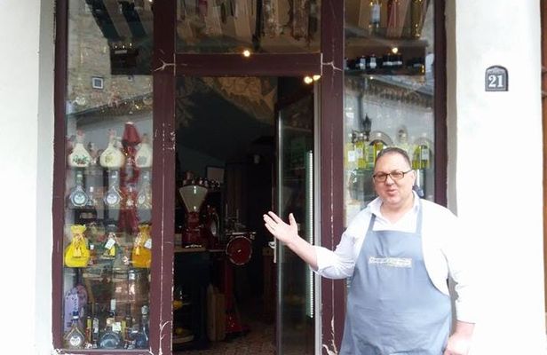 Romanian food walking tour in the center of Bucharest