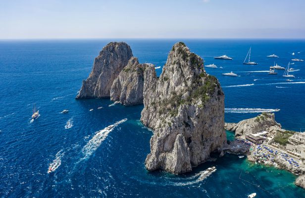 Sunrise and breakfast boat tour around Capri