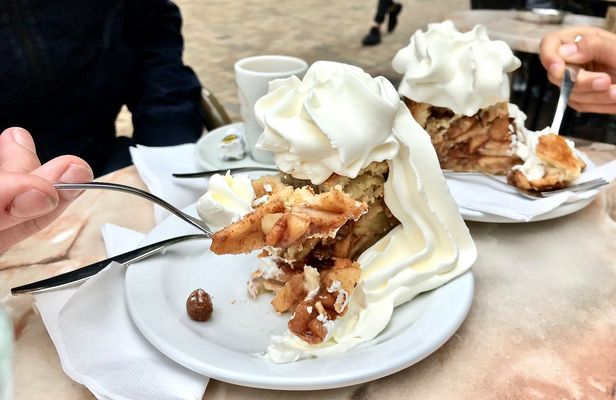 Hike and Dine food tour in Delft