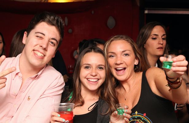 Skip the line pub crawl with VIP treatment in Prague