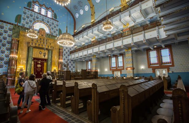 Jewish cuisine and cultural walk in Budapest