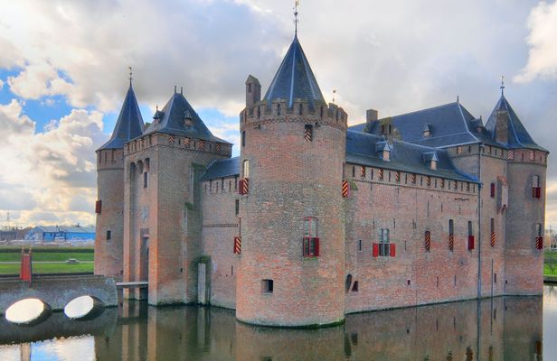 Luxury sightseeing tour of Muiderslot with private transportation from Amsterdam