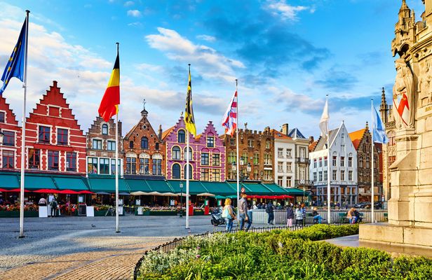 Luxury sightseeing tour of Bruges with private transportation from Amsterdam