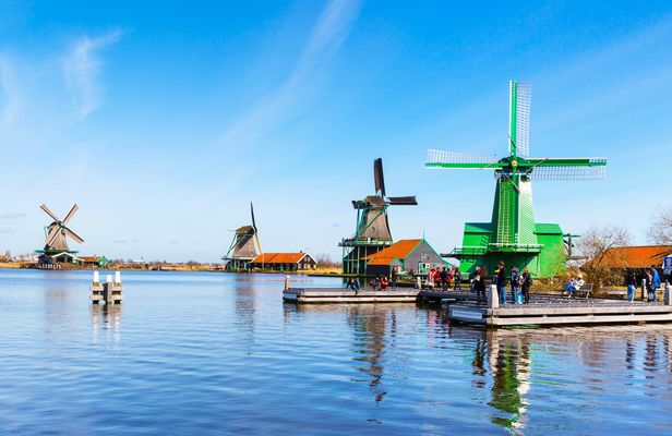 Sightseeing tour of windmills, cheese farm and Volendam with private transportation