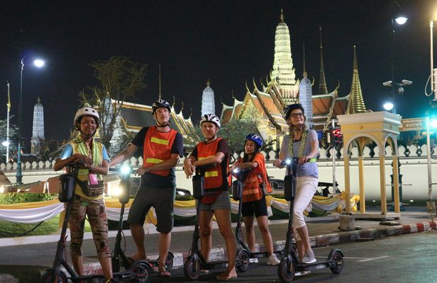 Guided e-scooter night tour with local street food