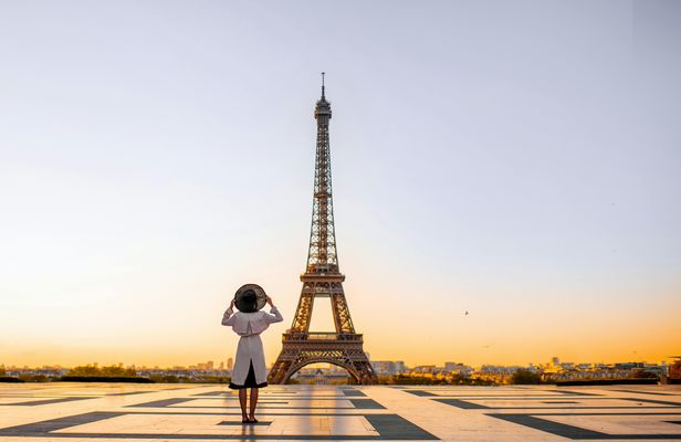Private photo shoot in the Eiffel Tower neighborhood