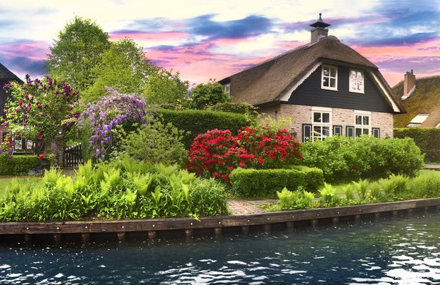 Private day trip to Giethoorn with 1-hour boat tour