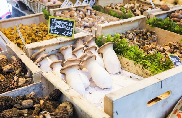 Gourmet food tour of the President Wilson market