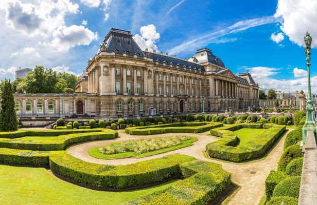 Self guided tour with interactive city game of Brussels