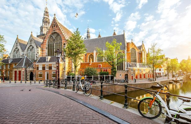 Self guided tour with interactive city game of Amsterdam