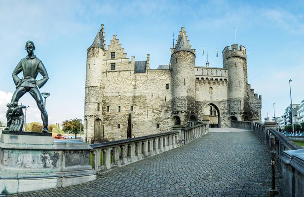 Self guided tour with interactive city game of Antwerp
