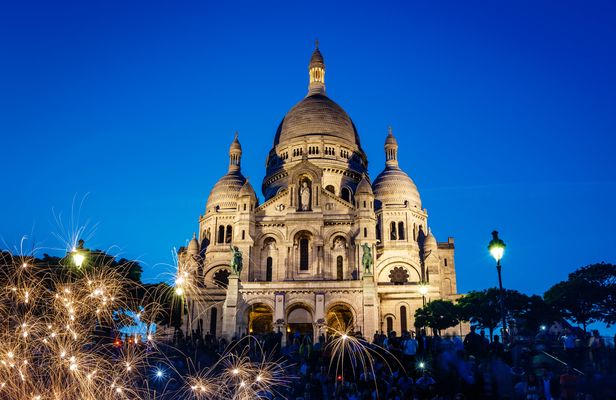Guided tour of Montmartre with dinner and traditional cabaret