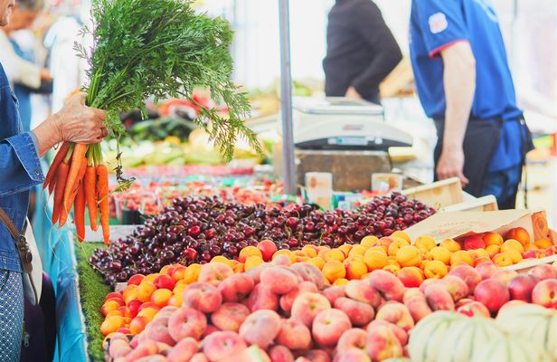 Street market tour with lunch and wine-tasting session