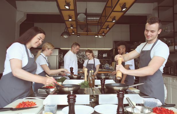 Traditional Christmas dinner cooking class with market visit