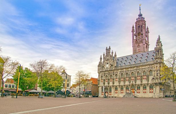 Self guided tour with interactive city game of Middelburg