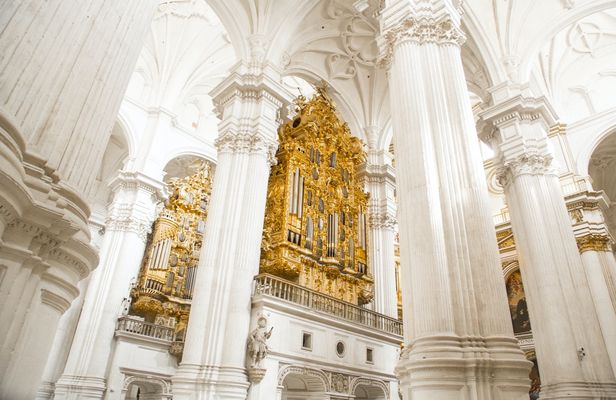 Guided tour of the Cathedral, the Royal Chapel and the historic center of Granada