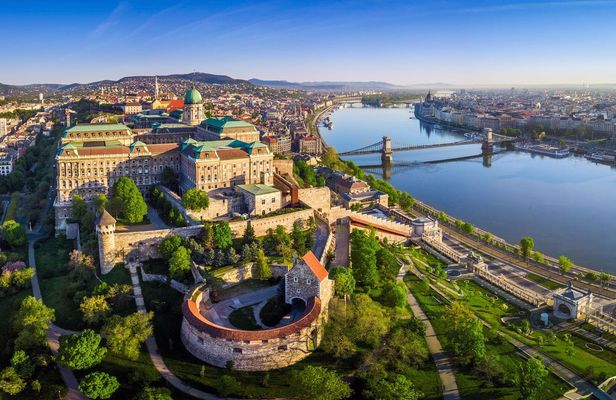 Half-day sightseeing city tour in Budapest