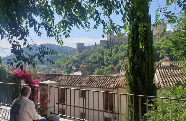 Walking tour of Granada and its perfumes