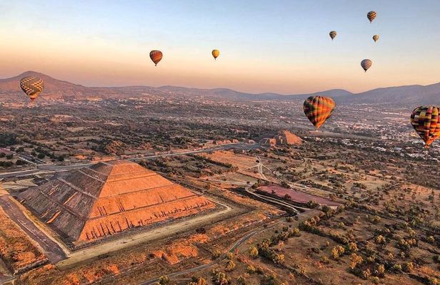 Teotihuacan pyramids guided excursion and hot air balloon ride