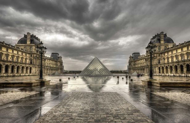 The famous landmarks of Paris private photography tour