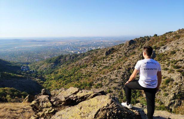 Self-guided hiking tour to The Ring in Halkata