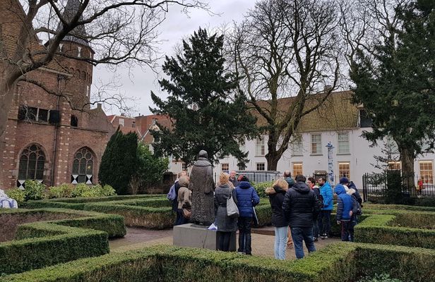 Walking tour of Delft - the city of orange and blue