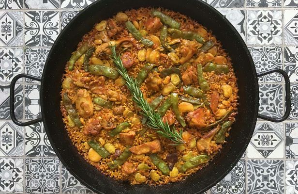 Valencian paella cooking class and Ruzafa market visit